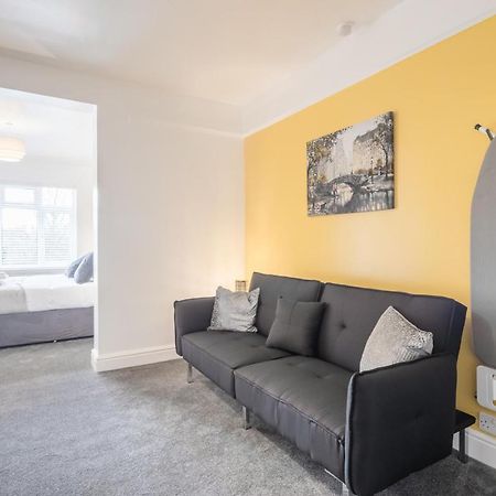 Private Room 5 With Kitchenette By Cb Stays No Minimum Stays CBG Εξωτερικό φωτογραφία