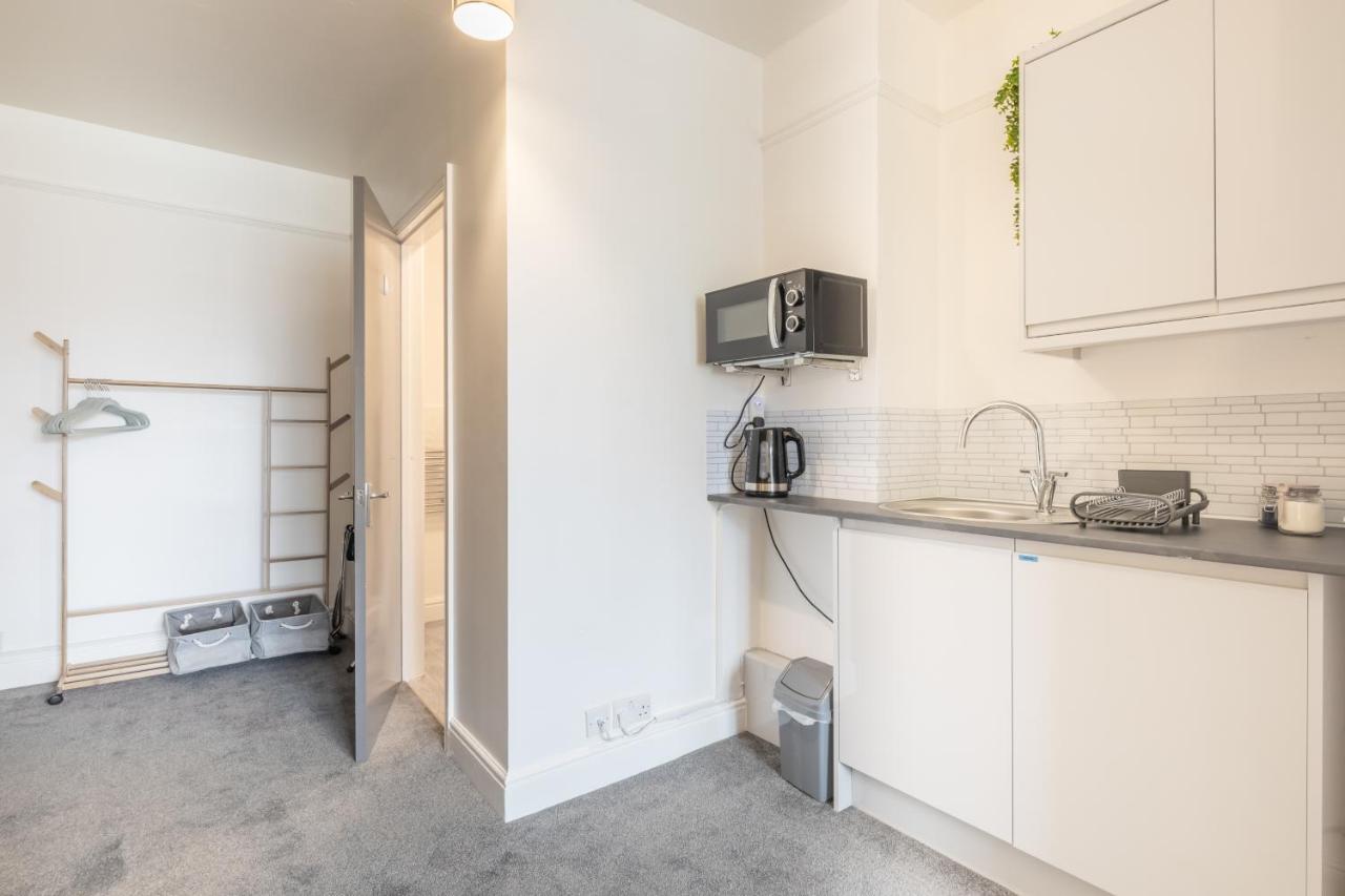 Private Room 5 With Kitchenette By Cb Stays No Minimum Stays CBG Εξωτερικό φωτογραφία