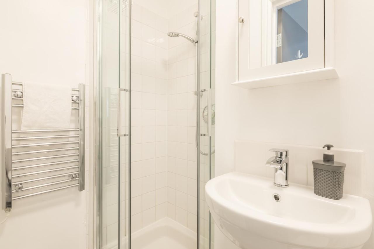 Private Room 5 With Kitchenette By Cb Stays No Minimum Stays CBG Εξωτερικό φωτογραφία